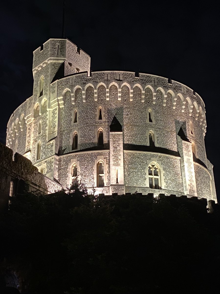 alisonesse's tweet image. What a privilege to spend a stunning evening at Windsor Castle to support @TargetOvarian as it continues its drive to raise awareness of #ovariancancer and save lives. A truly magical setting @BarkerJoannaM @JonesAnnwen @RealSarahGreene @emmavkane @susan_booth @ALHHolden