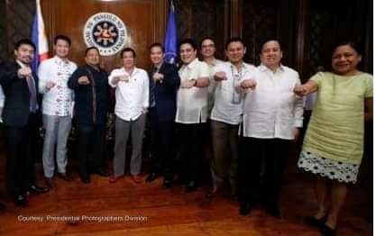ChealsyMaroon's tweet photo. Sino nalang natira sa kanila para matulongan pa si Sara?

hmhmmm... Ngayon nalalantad na ang kurapsiyon sa Administrasyon ni Pres. Duterte!

#ChangetheLeader https://t.co/U29hYjg7YZ