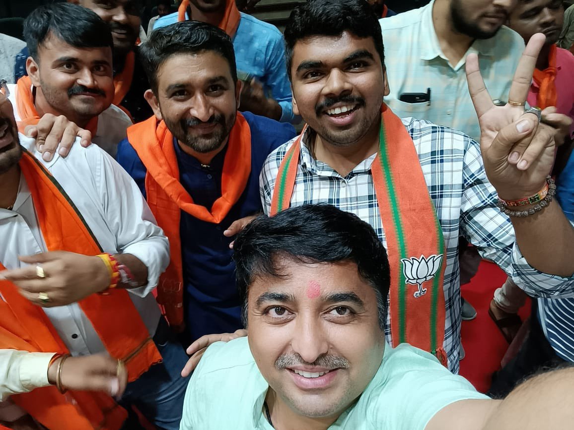 kaushaljoshibjp's tweet photo. #selfiewithBapu
#TeamBjym https://t.co/sFNl4WJTJZ