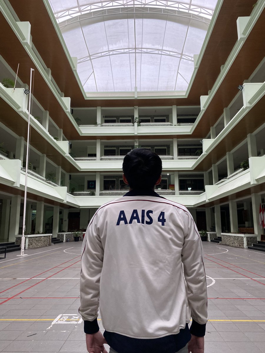 fachrianlk's tweet photo. Still wear the same clothes from a decade ago #thefansus #backinhighschool #2ndcoming https://t.co/5QuGrnQ4Ls