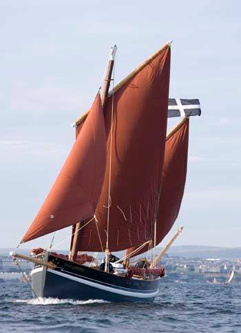 bricoflags's tweet photo. St Piran's flag on a "Cornish Lugger" named 'Spirit Of Mystery", bound for Australia, some years ago. https://t.co/XrVEdOUOZn #flagofcornwal #cornishflag #stpiransflag https://t.co/Nyar18Ref6