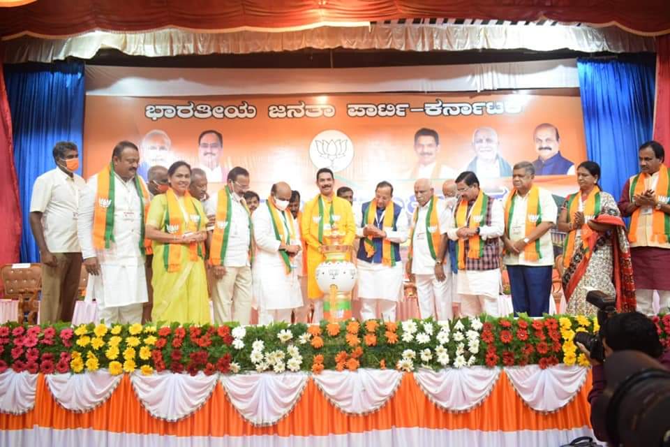 BJP4Karnataka's tweet image. ಶ್ರೀ @ANarayana_swamy, ರಾಜ್ಯ ಸಂಘಟನಾ ಪ್ರಧಾನ ಕಾರ್ಯದರ್ಶಿ ಶ್ರೀ @arunbpbjp, ರಾಜ್ಯ ಸಹ ಉಸ್ತುವಾರಿ ಶ್ರೀಮತಿ @aruna_dk, ಮಾಜಿ ಮುಖ್ಯಮಂತ್ರಿಗಳಾದ ಶ್ರೀ @BSYBJP, ಶ್ರೀ @JagadishShettar, ಶ್ರೀ @DVSadanandGowda, ಸಚಿವರು, ಶಾಸಕರು, ಸಂಸದರು, ಪಕ್ಷದ ಪದಾಧಿಕಾರಿಗಳು ಮತ್ತು ಪ್ರಮುಖರು ಉಪಸ್ಥಿತರಿದ್ದರು. (2/2)