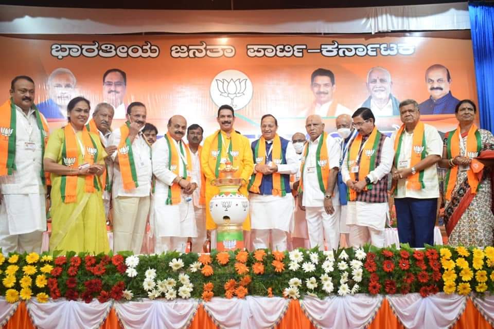 BJP4Karnataka's tweet image. ಶ್ರೀ @ANarayana_swamy, ರಾಜ್ಯ ಸಂಘಟನಾ ಪ್ರಧಾನ ಕಾರ್ಯದರ್ಶಿ ಶ್ರೀ @arunbpbjp, ರಾಜ್ಯ ಸಹ ಉಸ್ತುವಾರಿ ಶ್ರೀಮತಿ @aruna_dk, ಮಾಜಿ ಮುಖ್ಯಮಂತ್ರಿಗಳಾದ ಶ್ರೀ @BSYBJP, ಶ್ರೀ @JagadishShettar, ಶ್ರೀ @DVSadanandGowda, ಸಚಿವರು, ಶಾಸಕರು, ಸಂಸದರು, ಪಕ್ಷದ ಪದಾಧಿಕಾರಿಗಳು ಮತ್ತು ಪ್ರಮುಖರು ಉಪಸ್ಥಿತರಿದ್ದರು. (2/2)