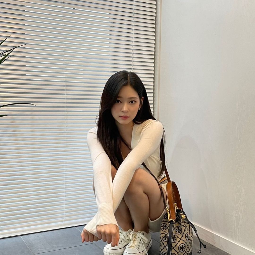 picsofminju's tweet image. hello !! This is an account dedicated to posting daily pics of our queen kim #MINJU ,please show support by following &amp;amp; retweeting thank you in advance! ♡ 

#MINJU #IZONE #WIZONE