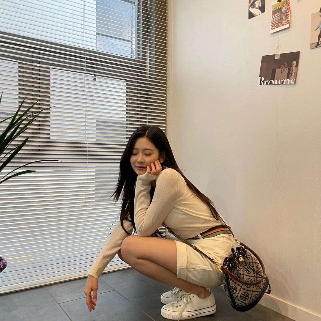 picsofminju's tweet image. hello !! This is an account dedicated to posting daily pics of our queen kim #MINJU ,please show support by following &amp;amp; retweeting thank you in advance! ♡ 

#MINJU #IZONE #WIZONE
