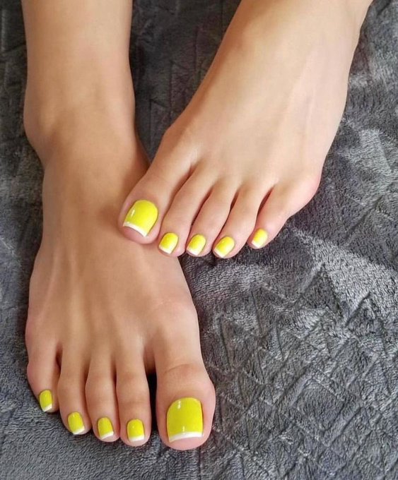 Sexy pale feet