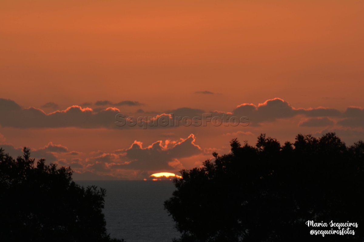 Ayer pudimos disfrutar de este atardecer en Moledo, Portugal 🇵🇹

#atardecer #moledo #portugal #photography #photographer #sunday #Summer2021 #sequeirosfotos