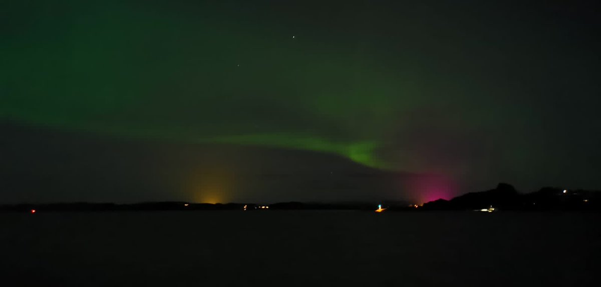 clorinda_ferral's tweet photo. Para ver las auroras boreales en Noruega, hay que viajar 15 hrs al norte del país, pero la naturaleza nos regaló estas hermosas luces con solo abrir la ventana de tu casa. Fue una noche espectacular! Regalo de vida!!!! #Norway #AuroraBoreal #stavanger #🇳🇴 https://t.co/dwmKY1eX5o