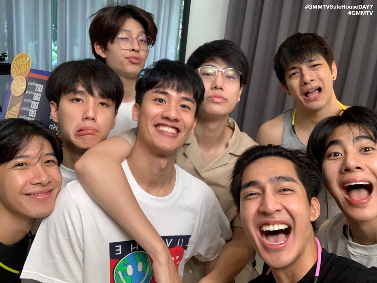 GMMTV's tweet photo. รูปรวมวันสุดท้ายในบ้าน Safe House ของทั้ง 8 หนุ่ม หลายอารมณ์มากๆ ยังไงก็ฝาก Live ค่ำนี้ด้วยนะคะ มีพิธีปิดบ้านอย่างยิ่งใหญ่อย่างแน่นอน แล้วเจอกัน 6 โมงเย็นน้าา💛

#GMMTVSafeHouseDAY7 
#GMMTV https://t.co/tO8K6tfc2I