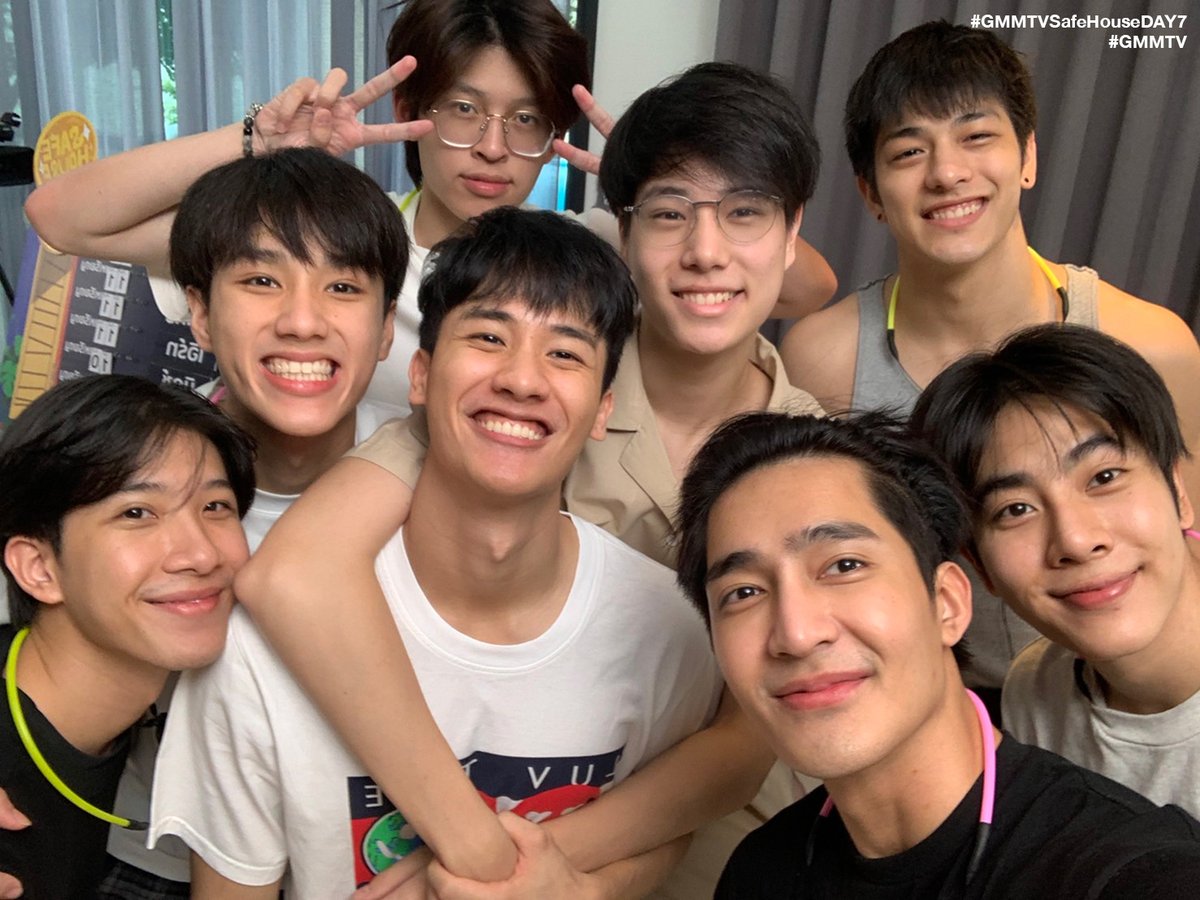 GMMTV's tweet photo. รูปรวมวันสุดท้ายในบ้าน Safe House ของทั้ง 8 หนุ่ม หลายอารมณ์มากๆ ยังไงก็ฝาก Live ค่ำนี้ด้วยนะคะ มีพิธีปิดบ้านอย่างยิ่งใหญ่อย่างแน่นอน แล้วเจอกัน 6 โมงเย็นน้าา💛

#GMMTVSafeHouseDAY7 
#GMMTV https://t.co/tO8K6tfc2I