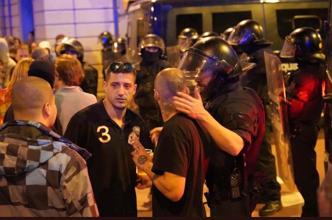 FonsiLoaiza's tweet photo. Quiéreme como la policía quiere a los nazis. https://t.co/9pRnlGBIST