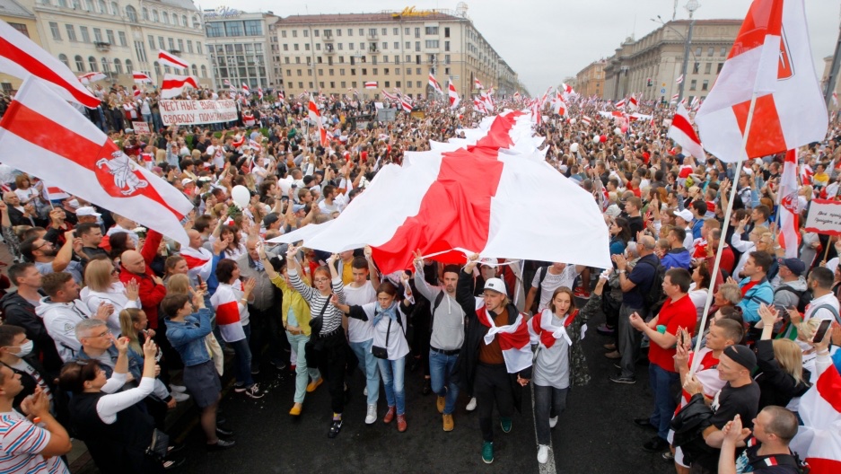HannaLiubakova's tweet photo. Exactly 30 years ago, the white-red-white flag and historic coat of arms Pahonia became state symbols. Even though in 1995, Lukashenko held a referendum to change the symbols, people widely used them during protests last year. These days, it is a symbol of the new #Belarus https://t.co/IrhIXodUd0