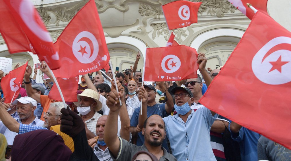 "The people want to dissolve parliament."

Dueling Tunisian protests erupt over president’s power grab — in pictures aje.io/9h6n9g