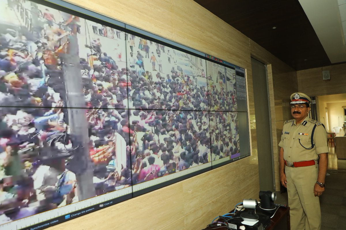 TelanganaCOPs's tweet photo. DGP Telangana Sri. M. Mahendar Reddy IPS personally monitoring the ongoing #GaneshImmersion2021 procession in Hyderabad and across the state from the Command &amp; Control Center, appealing to the public &amp; organizers to cooperate with Police. https://t.co/kQgpd6j0eW