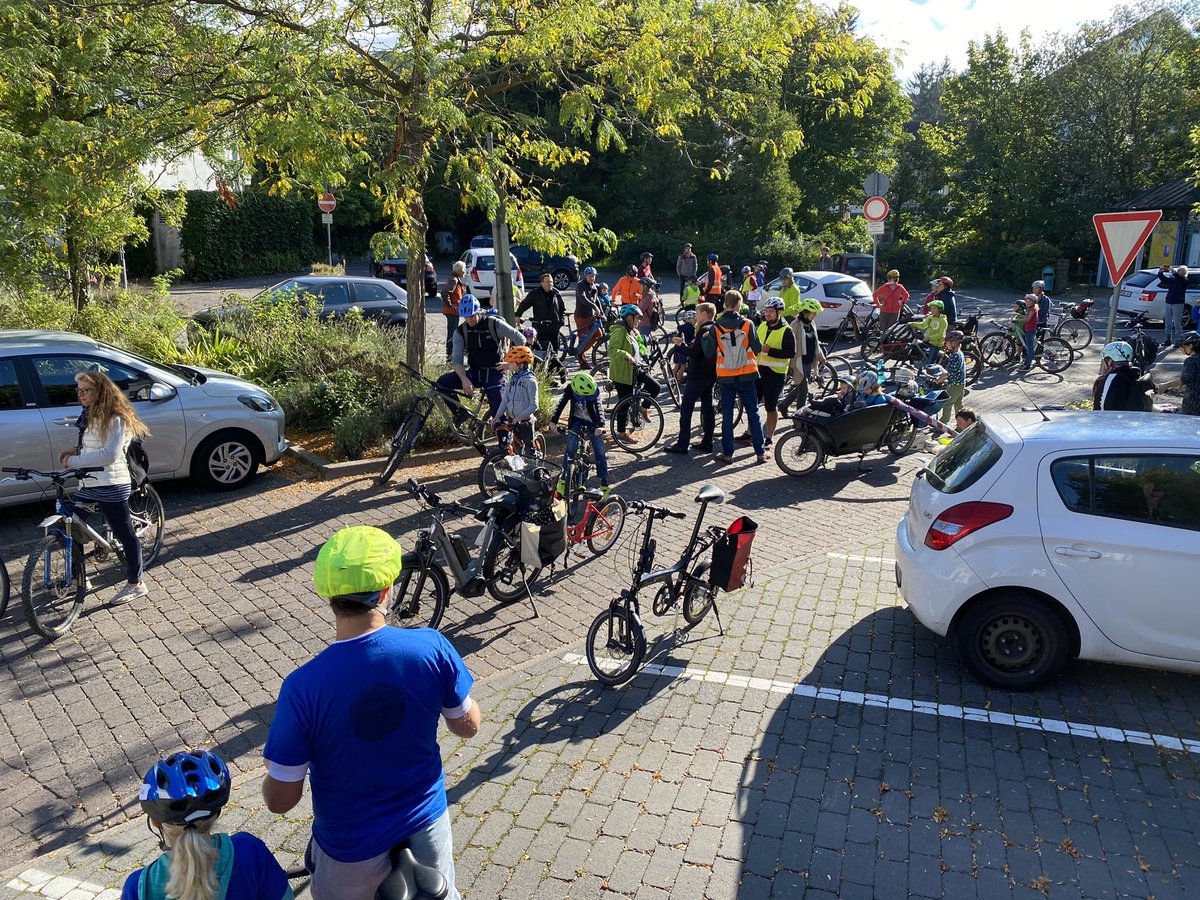 #MehrPlatzfürsRad - heute mit <a href="/Laura_Zoe2017/">Laura Zoë</a> und <a href="/See_LeSan/">Sandra Leveringhaus</a> auf der #KidicalMass in Mühltal. Und fantastisch viele Teilnehmer*innen 😍 // <a href="/CM_Muehltal/">Critical Mass Mühltal</a> <a href="/GrueneMuehltal/">Grüne Mühltal</a>