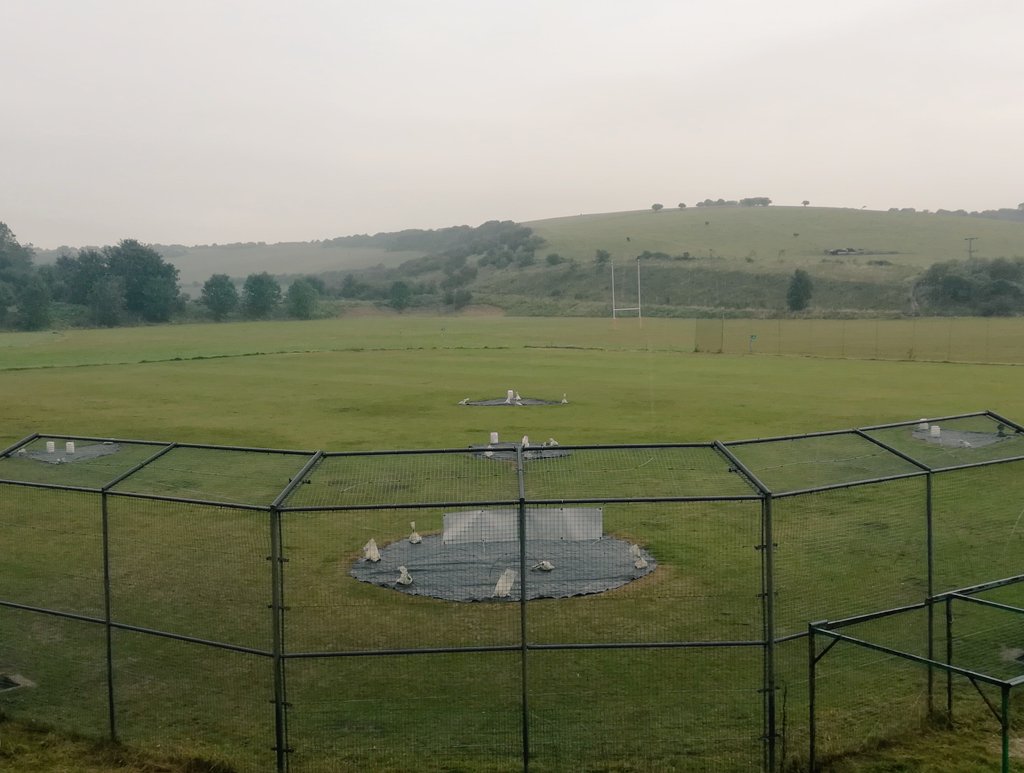 Tarps off, tarps on.. British weather doing its thing.. Let's get some sunshine back for our <a href="/WBUKbaseball/">WB-UK Women's Baseball UK</a> championships final between <a href="/LondonMets/">London Mets</a> Mayhem and <a href="/BellesBaseball/">Belles Baseball</a> 🌞🌞🌞
