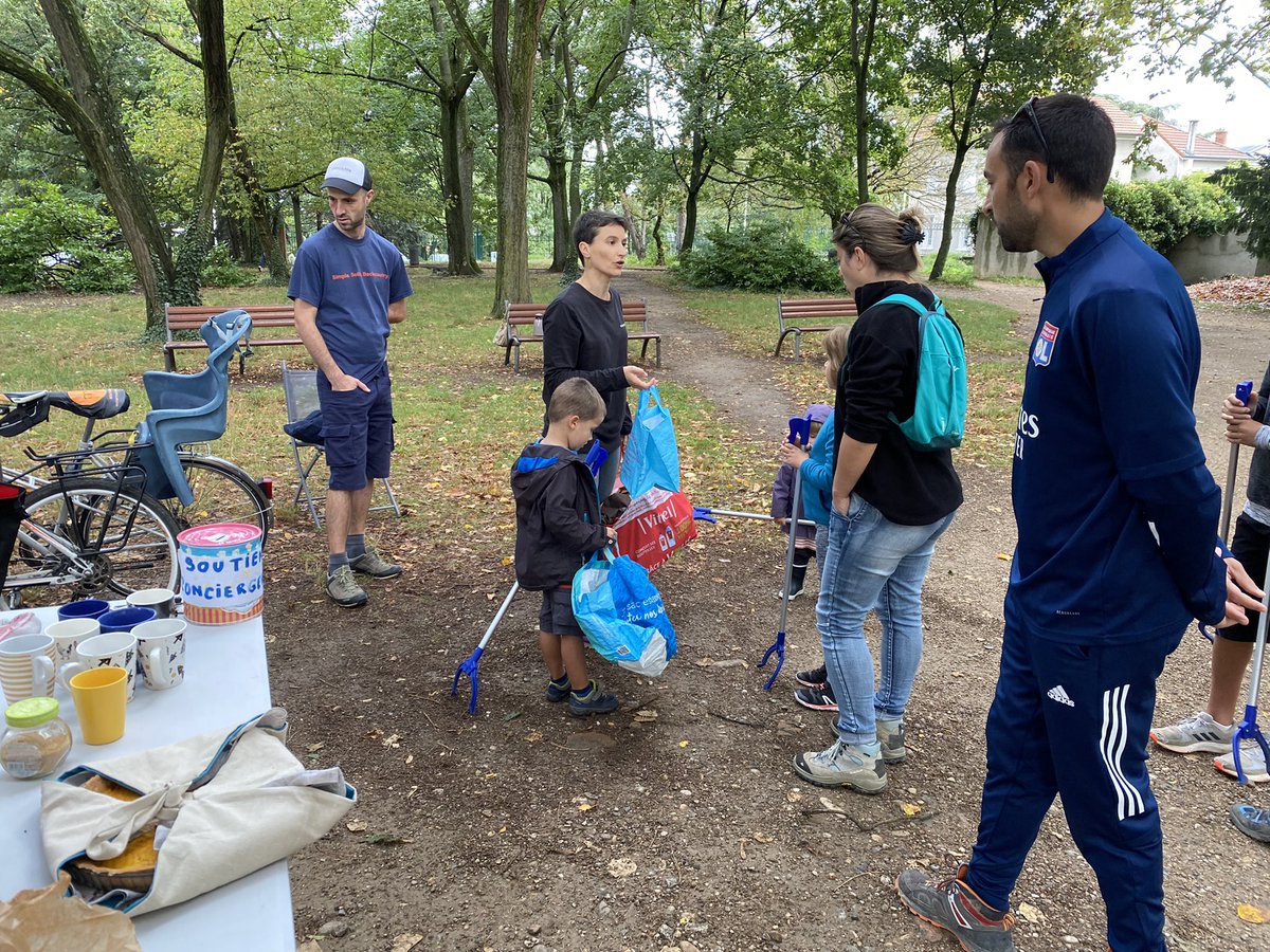 DeMontchat's tweet photo. Le World Cleanup Day à Montchat au parc Chambovet, c’est parti ! La pluie nous laisse la place, le timing est bon 👍

Le groupe « La pléiade de la propreté » de la Conciergerie vous attend !!

#cleanupday #proprete #espacepublic
#montchat #lyon3 #lyon https://t.co/OHZyF580P5
