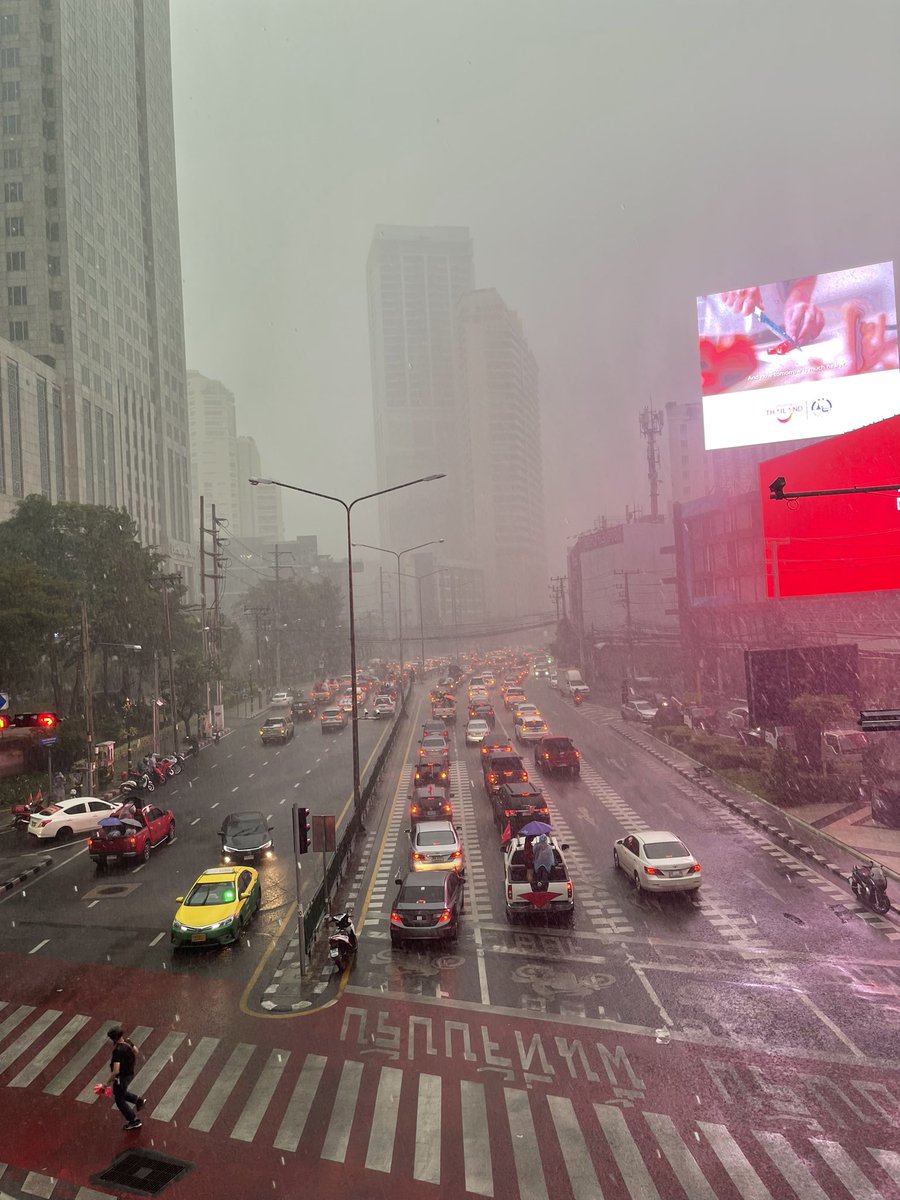 plodaek's tweet photo. ขบวนเคลื่อนตัวออกจากแยกอโศก
พร้อมกับฝนที่ตกลงมาอย่างหนัก 

#ม็อบ19กันยา #15ปีแล้วนะไอ้สัส https://t.co/IGRpPIDacn