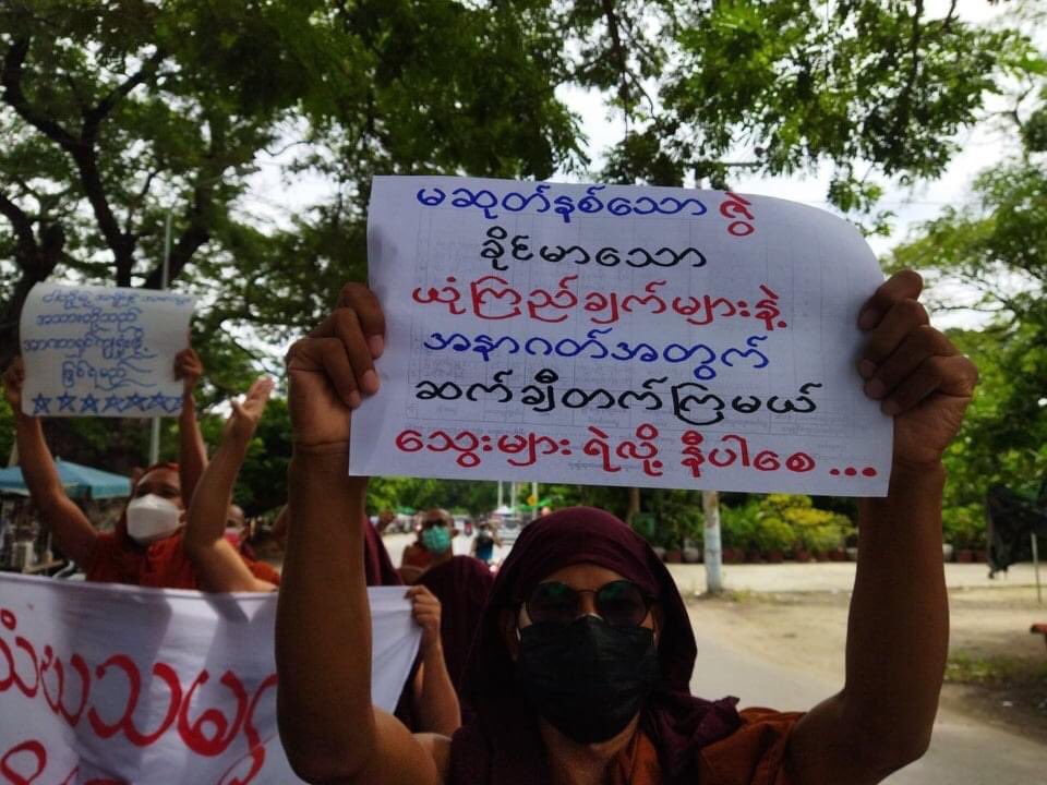 eirawl's tweet photo. Protest against military dictatorship dictatorship by Buddhist monks from Mandalay Sangha Union. 

#JuntaUsesArtilleryWeapons
#Sep19Coup 
#WhatsHappeningInMyanmar https://t.co/4eOD3PWKGV