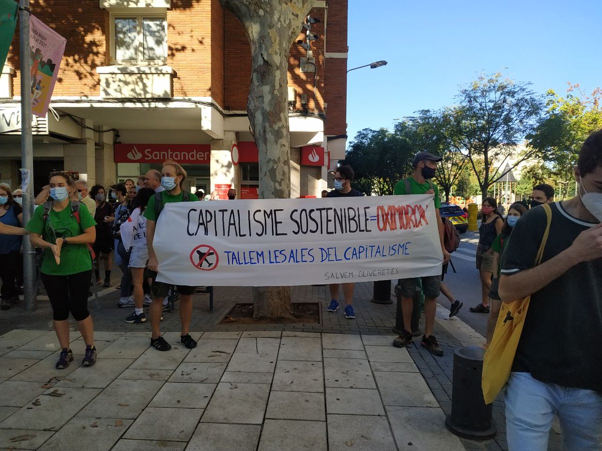 Plaça de gom a gom a #ElPrat reclamant que el #BaixLlobregat no cedeix #niunpamdeterra més a aquest model econòmic que ens segresta vida i territori.

#AixoJaNoVaDeLaRicarda
#MenysAvionsMesVida