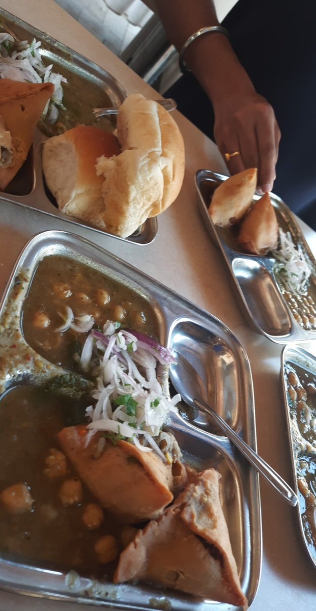 Surajmanutd1's tweet photo. Sunday cravings 😋
#cholebhature #cholesamosa https://t.co/Ru2Qhq2LvU