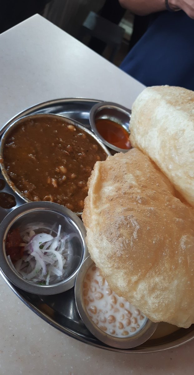 Surajmanutd1's tweet photo. Sunday cravings 😋
#cholebhature #cholesamosa https://t.co/Ru2Qhq2LvU