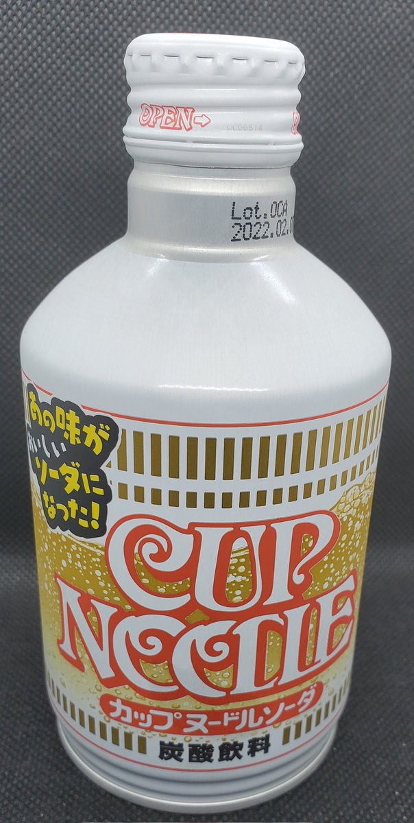 iemon97's tweet photo. 子供が手に取り早速飲んでました😁
一番オーソドックスなカップヌードルを少し分けてもらいましたが匂いがあのカップヌードル😵　コップに入れるとあのラーメンのスープの色😳味は『飲めなくはないが美味しくはない😑』ジンジャーエールにスープの匂いがする感じでしょうか😆😂😆 https://t.co/Hwsv1OPGB2