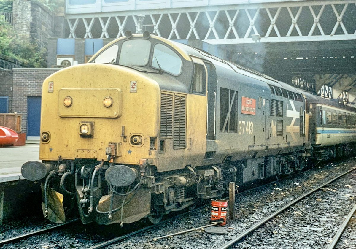 miles_chains's tweet image. Glasgow Queen Street in the late 80s…37413 ‘Loch Eil Outward Bound’ prepares to shunt a set out of the station up the hill to Cowlairs. #Class37 #LargeLogo #GQS #Scotrail #Trainspotting