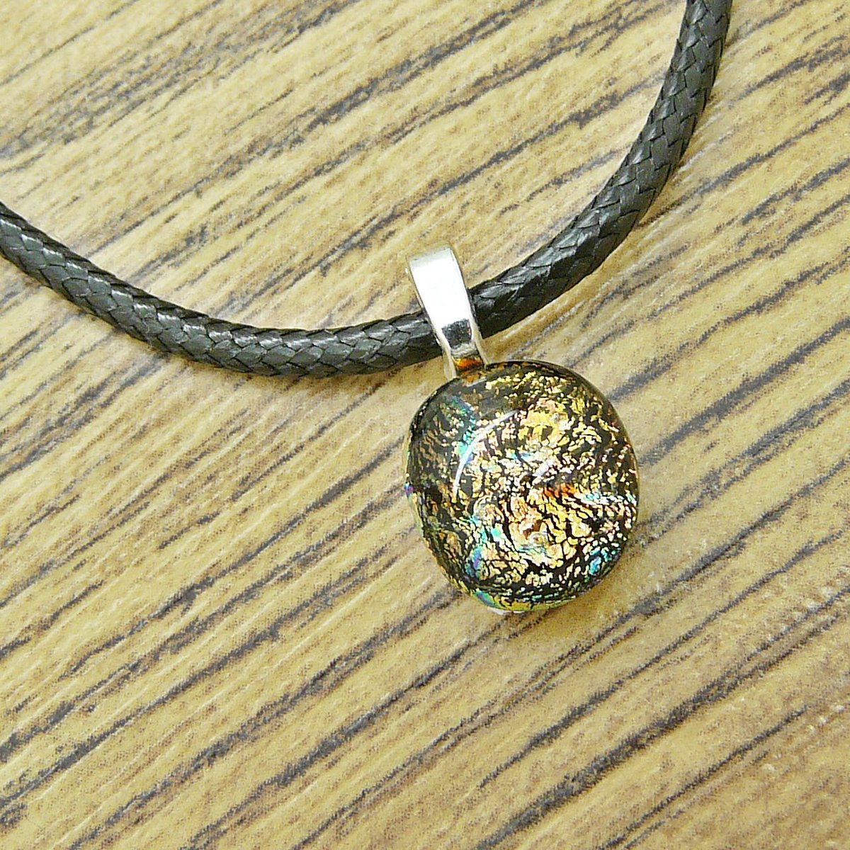 icedrainbow's tweet photo. 2 brand new dazzling colourful &amp; petite pendants I finished making yesterday. ✨✨

Which would you choose ? 
Both available in new arrivals https://t.co/RMImyjaThK

#mhhsbd #UKGiftAM #cwordseptember #SmallBusiness https://t.co/siPiJpfWYv