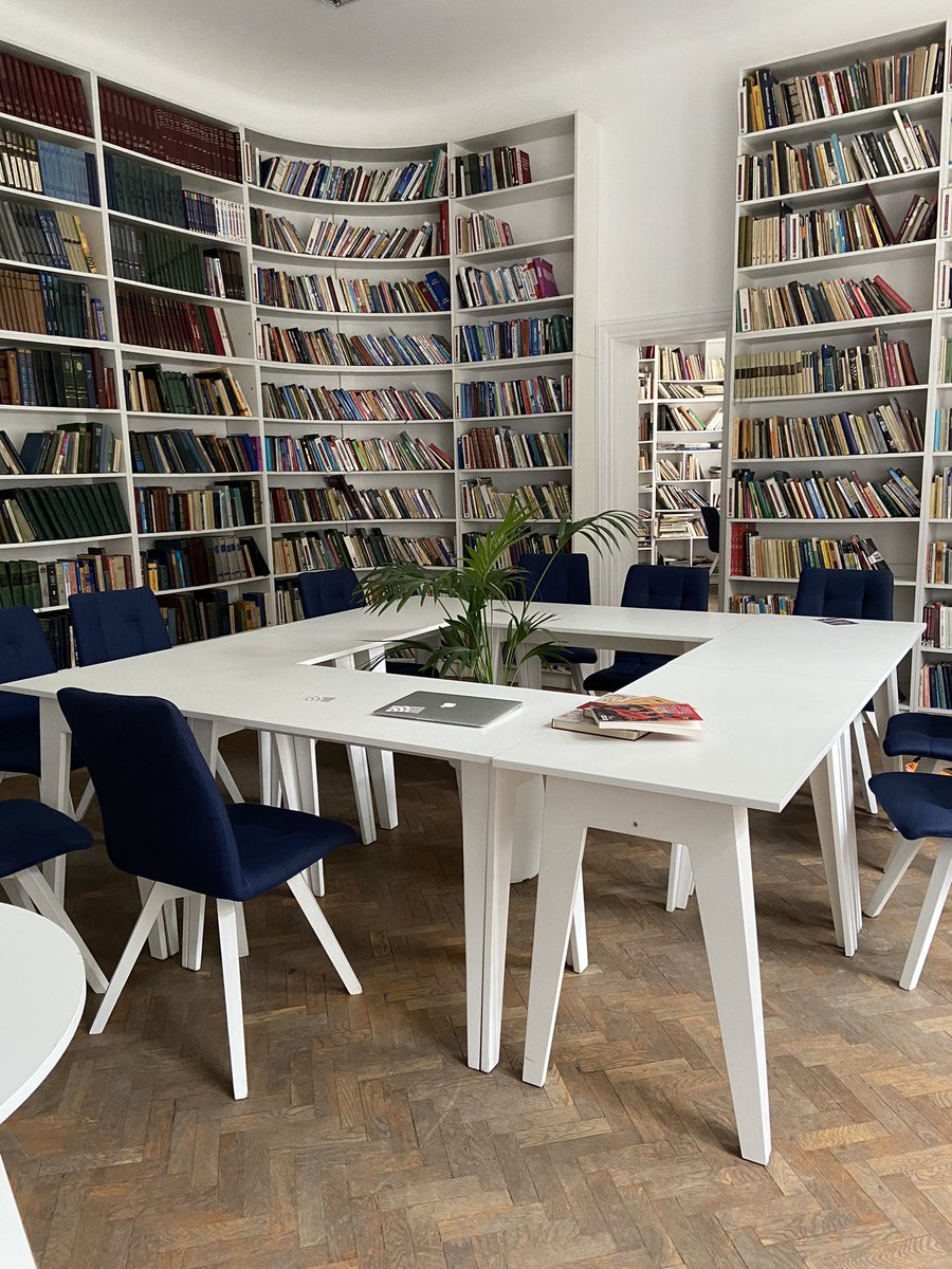 CodexStas's tweet photo. znalazłem nową bibliotekę dla swoich i @Oleksandr1834 książek we Lwowie. bardzo pięknie miejsce do pracy😌👨🏼‍💻📚#library #biblioteka #lwów #lviv #ukraine #praca #books #urbanбібліотека #urbanlibrary https://t.co/zdDNM0C71F
