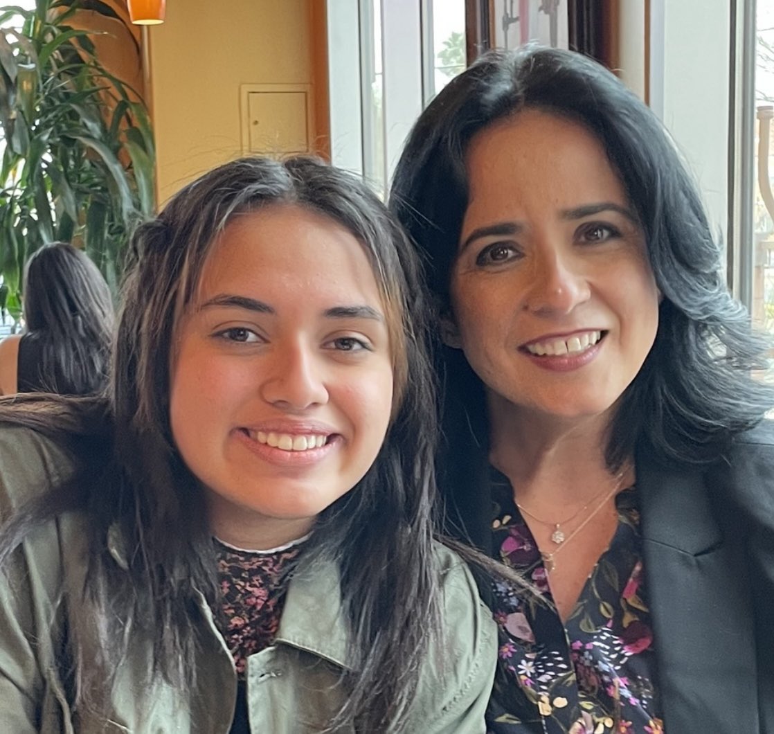 fdominguez1's tweet photo. My Princess👸 has crecido tan rápido y hoy al llegar a tus xv años nuestros corazones están rebosando de gratitud por tenerte en nuestras vidas!! Happy Birthday 🎉 Eres nuestro más preciado regalo!! te amamos!! https://t.co/gWrzvR8YN9