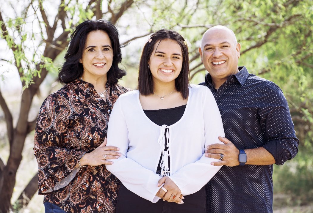 fdominguez1's tweet photo. My Princess👸 has crecido tan rápido y hoy al llegar a tus xv años nuestros corazones están rebosando de gratitud por tenerte en nuestras vidas!! Happy Birthday 🎉 Eres nuestro más preciado regalo!! te amamos!! https://t.co/gWrzvR8YN9