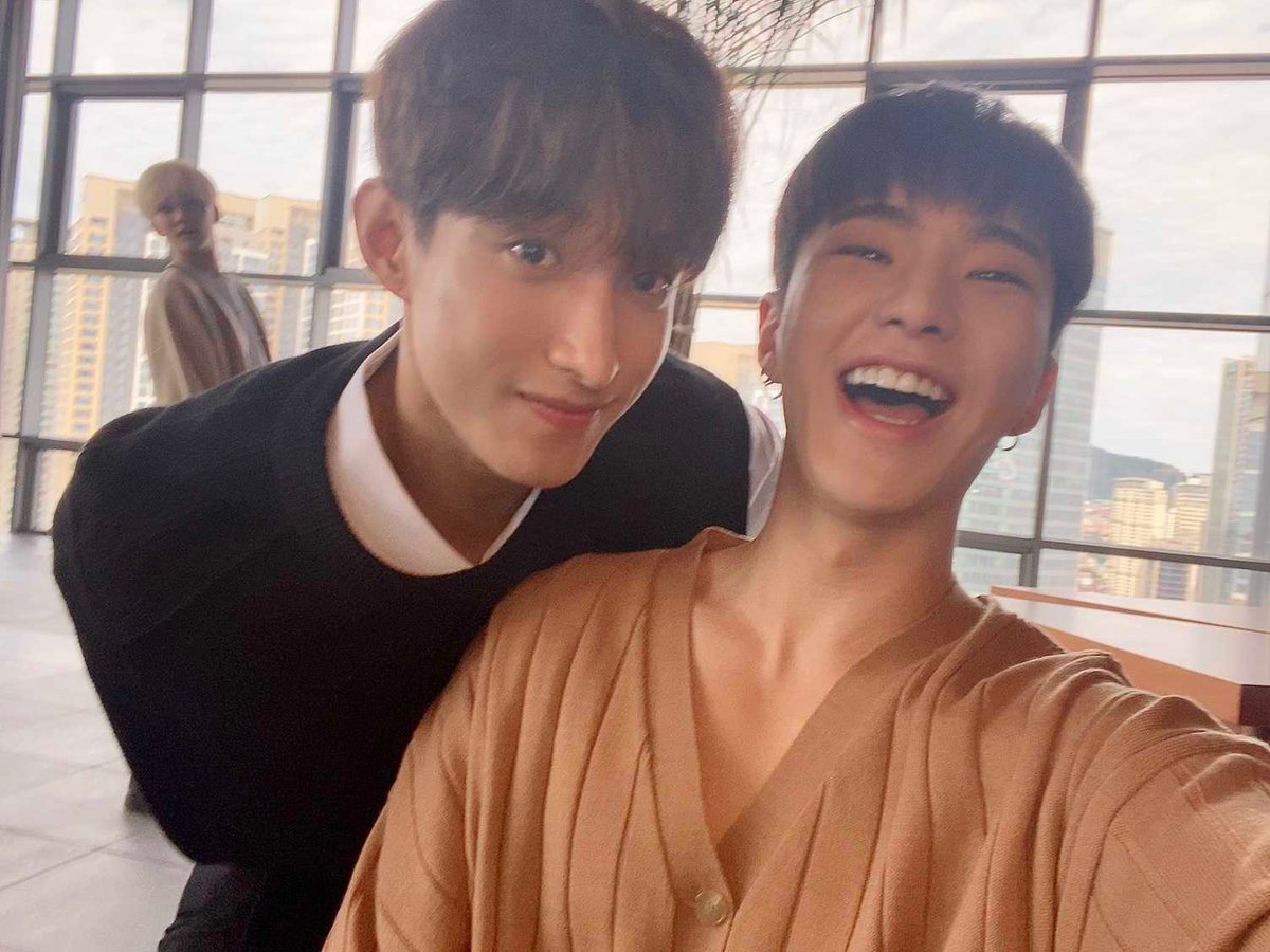 svt_s_n_s's tweet photo. 명절에도 석순은 쉬지 않지💙💖 https://t.co/xM8S5sStEe