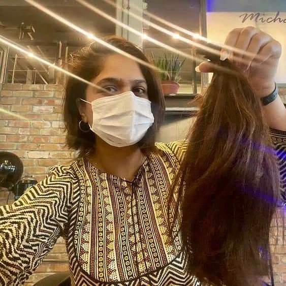 hairtohelppk's tweet photo. Women can do ANYTHING.
Any doubts, nope!
@MadihaRahman donates her hair to women and children suffering from alopecia due to chemotherapy or genetic mutations.
You can donate your hair, too.
Visit: https://t.co/WZdLAhK7dN
#HairToHelp #AghaNoor #Parhlo #HairToHelpPakistan https://t.co/ufH7rltbGH