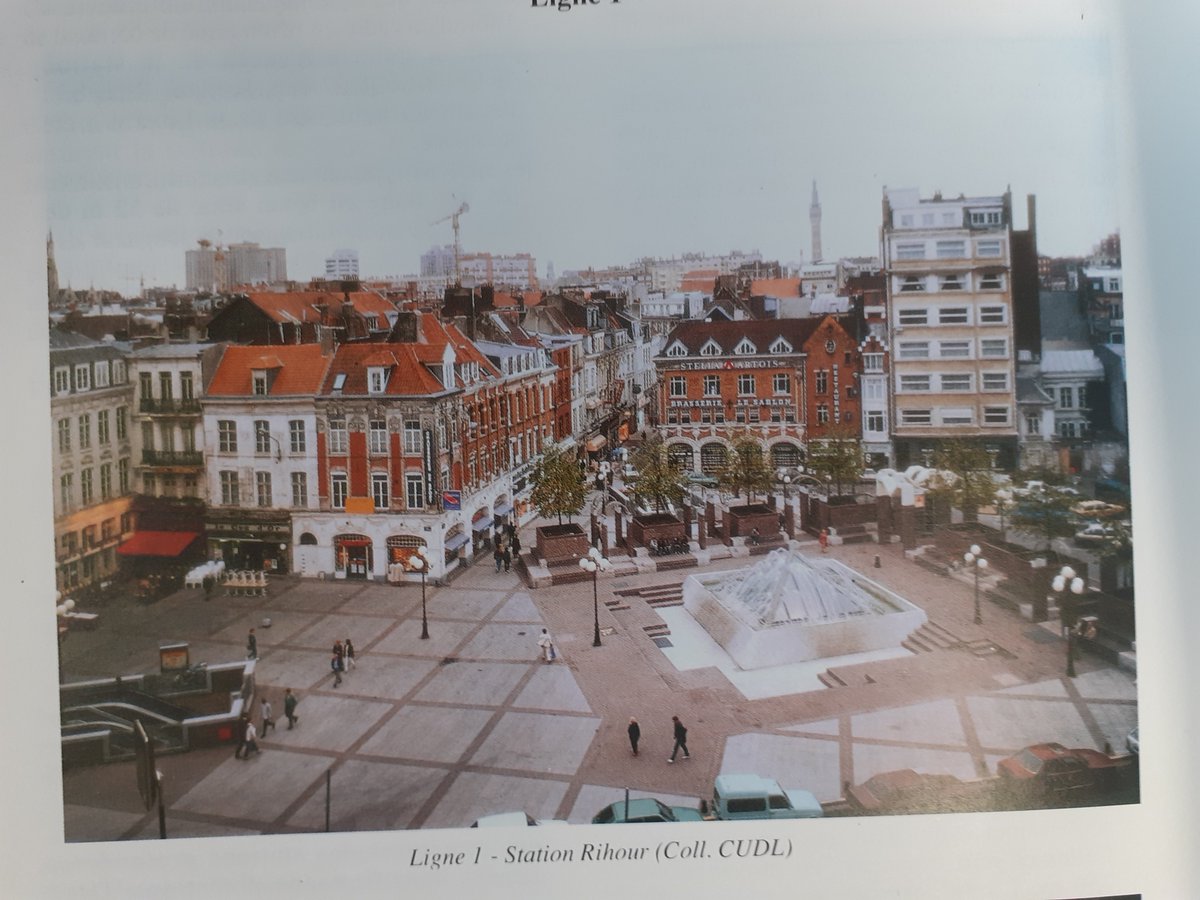GregoryRambour's tweet photo. On notera le changement radical dans l'aménagement de l'espace public, avec l'arrivée du métro sur les places Rihour et République
La place de l'Opéra et la Rue Faidherbe ont été transformé je crois pour #Lille2004 en rue apaisée et place piétonne
C'est bien mieux maintenant ! https://t.co/8KZF8TkAxH