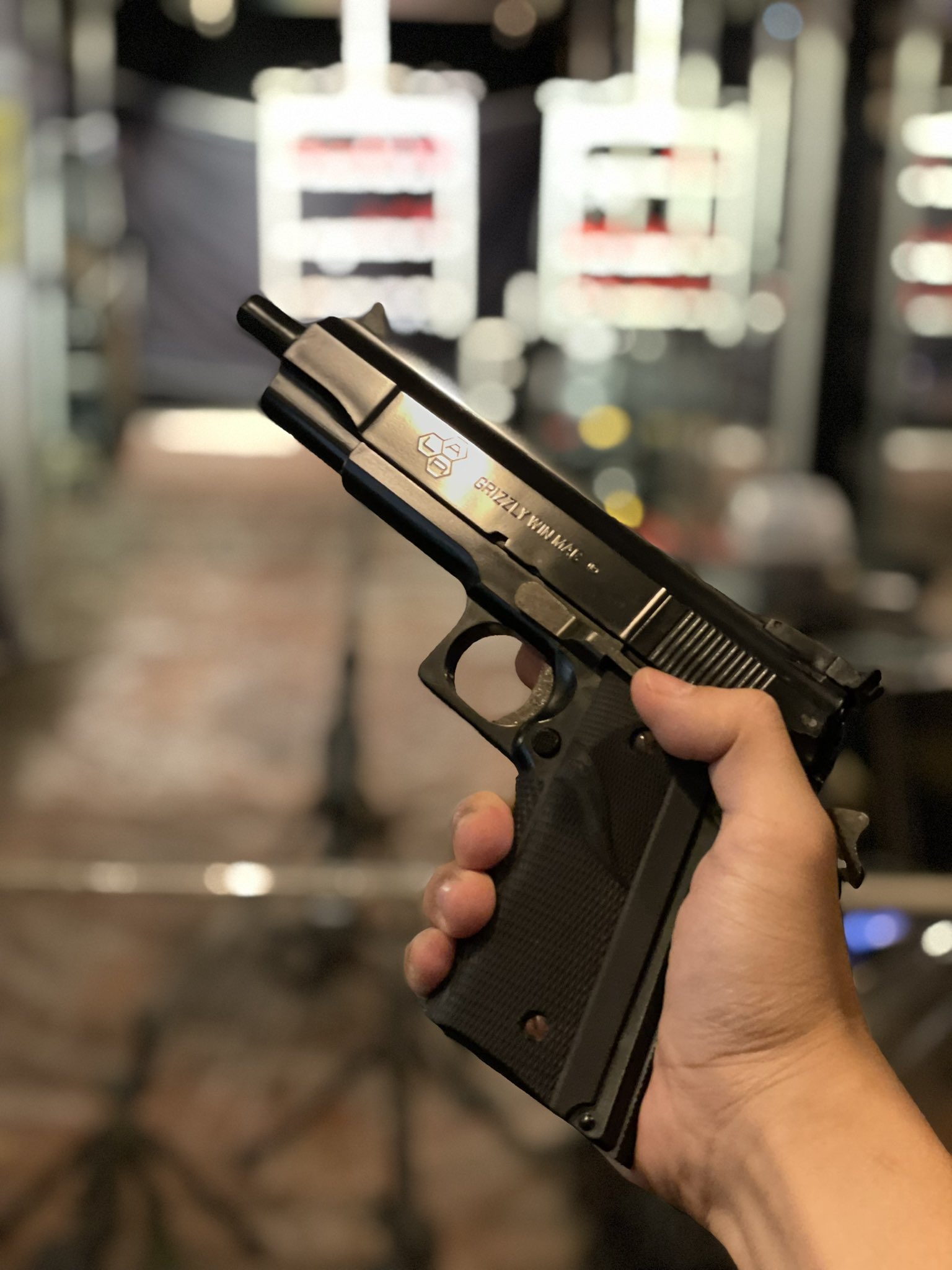 Shooting Bar Ea 吉祥寺 本日も営業中 こちら グリズリー ウィンマグ でございます 45ウィンチェスターマグナム弾を使用する いかついハンドガン ドルフロでも推してる銃なので これに触れるの憧れてたんですよぉ お持ち込み頂いたお客様