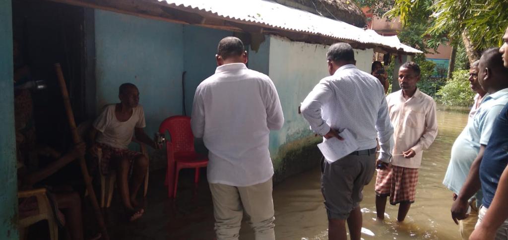 BARITAHASIL's tweet photo. Due to flood 2021 two person died due to drowning. The District Administration  sanctioned Rs 20,000 (twenty thousand)  only as Red Cross Assistance  towards the deceased family  . Tahasildar  Bari paid the amount  at the door step of the victims in the very flood situation. https://t.co/4Ser5JCYs3