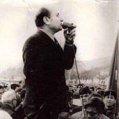 Devrimci öğretmen mücadelesinin önderlerinden,köy enstitülü yazar;TÖS kurucu ve yöneticisi,“Mutsuz insanların mutlu öğretmeni olmak istemiyorum" diyen ve yaşamını bu mücadeleye adayan Dursun Akçam’ı aramızdan ayrılışının 18. yılında saygı ve özlemle anıyoruz.
