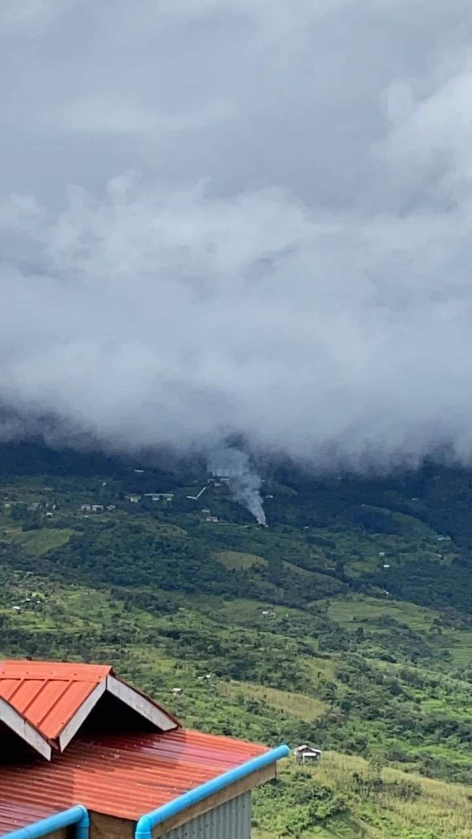 NeyYan4's tweet photo. In #Hakha Tsp, some houses were set on fire by the Terrorist Forces at around 2:30 pm on September 19, according to locals.
#JuntaUsesArtilleryWeapons
#Sep19Coup
#WhatsHappeningInMyanmar https://t.co/Xw8loakalk