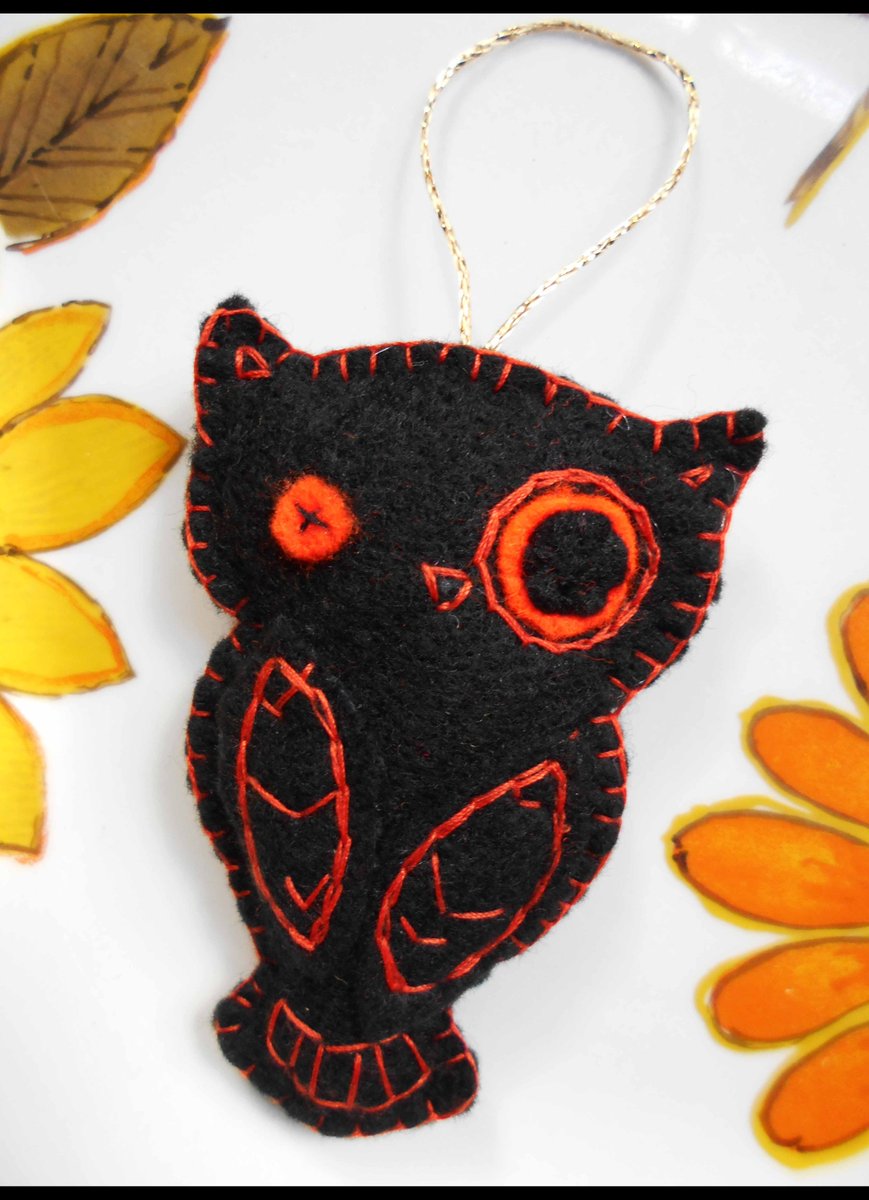 PrettyHops_Jump's tweet image. A cute and quirky owl, with quirky stitching! Great as a #halloween deco for your window or twiggy tree. Can personalise and make in other colours etsy.com/uk/listing/848… #ukgifthour #ukgiftam #business #usa