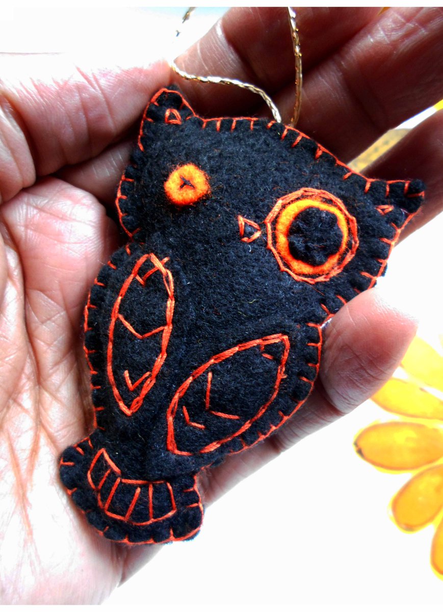 PrettyHops_Jump's tweet image. A cute and quirky owl, with quirky stitching! Great as a #halloween deco for your window or twiggy tree. Can personalise and make in other colours etsy.com/uk/listing/848… #ukgifthour #ukgiftam #business #usa