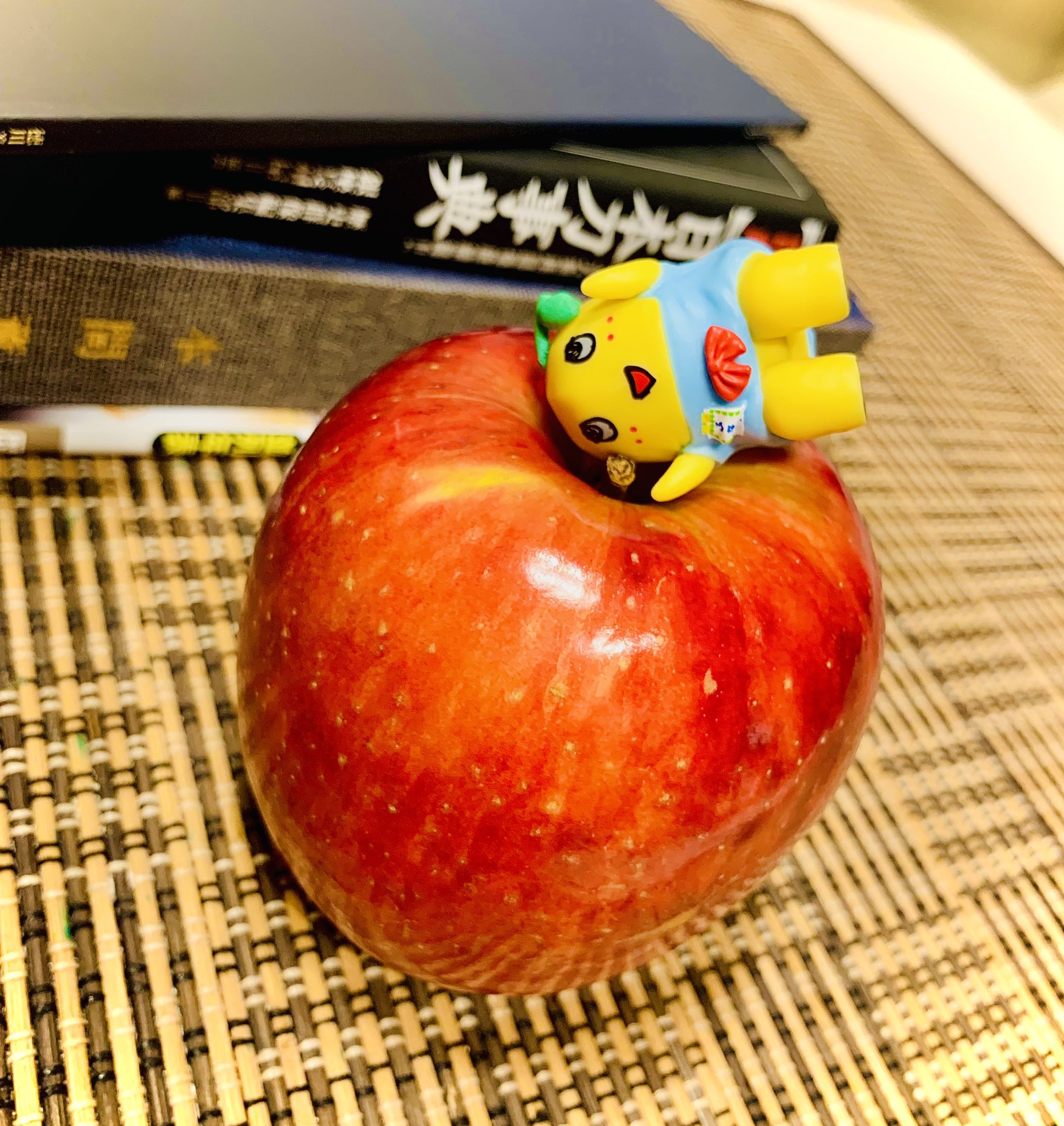 ふなっしー 実はリンゴ好き リンゴはピカピカに磨いて皮ごと食べる派なっしー みんな今日も一日お疲れ様なっしー 明日も元気に過ごせます様に梨汁ブシャー もやりんご T Co Gwm4mcdmle Twitter