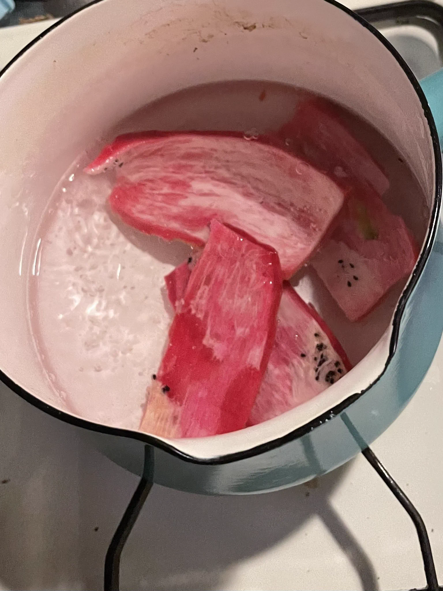 まるでマグロ！？ドラゴンフルーツの皮を茹でると驚きの美味しさに！