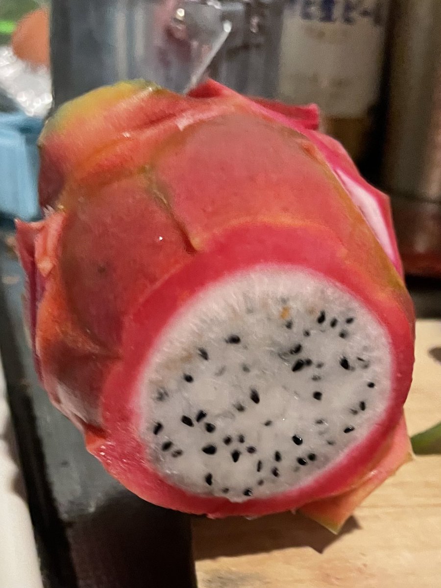 ドラゴンフルーツの皮を茹でてワサビ醤油で食べるとめっちゃマグロになるらしい マジで やってみた Togetter ドラゴンフルーツの皮を茹でてワサビ醤油で食べるとめっちゃマグロになるらしい マジで やってみた Togetter