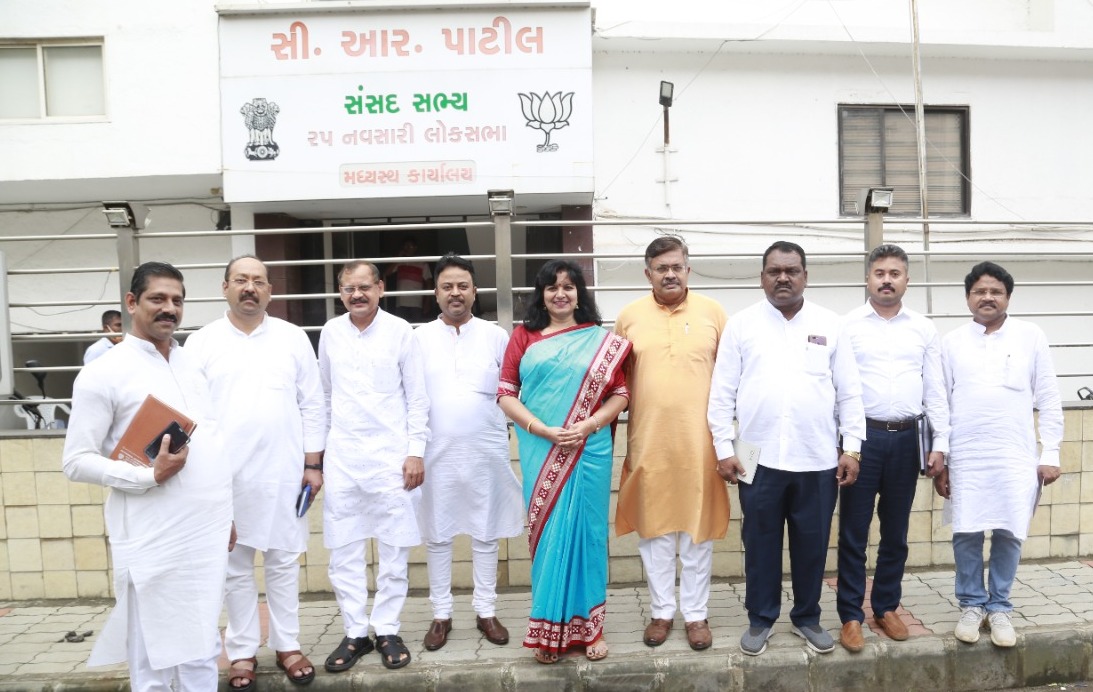 BJP4Odisha's tweet photo. ରାଷ୍ଟ୍ରୀୟ ଅଧ୍ୟକ୍ଷ ଶ୍ରୀ @JPNaddaଙ୍କ ନିର୍ଦ୍ଦେଶ ଅନୁଯାୟୀ ପ୍ରଦେଶ ଅଧ୍ୟକ୍ଷ ଶ୍ରୀ @SamirMohantyBJPଙ୍କ ଦ୍ଵାରା ସଂଗଠିତ ୯ ଜଣିଆ ପ୍ରତିନିଧି ଦଳ ଗୁଜୁରାଟରେ ଦଳୀୟ ସା°ଗଠନିକ ବ୍ୟବସ୍ଥାକୁ ଅନୁଧ୍ୟାନ କରୁଥିବା ବେଳେ । https://t.co/iosKCK3Rtx