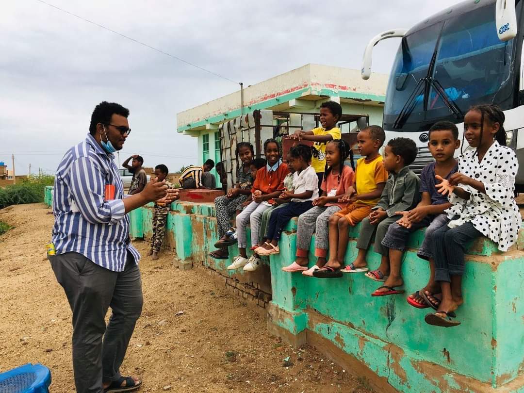 fpsauofk's tweet image. ⭕ مسيد ود عيسى - ولاية الجزيرة 💛
"تكفينا الطمأنينة .. بأن أطفالنا سينمون في بيئة صحية سليمة
وأن عيونهم لن تتذوق الهزيمة
 لا نحتاج سعادات عارمة" 

سكرتير التثقيف الصحي/ أحمد صلاح ، يلقي حصة النظافة الشخصية المعتادة على الأطفال ♡

#اليوم_العلاجي_للدفعة53
#سكرتارية_التثقيف_الصحي