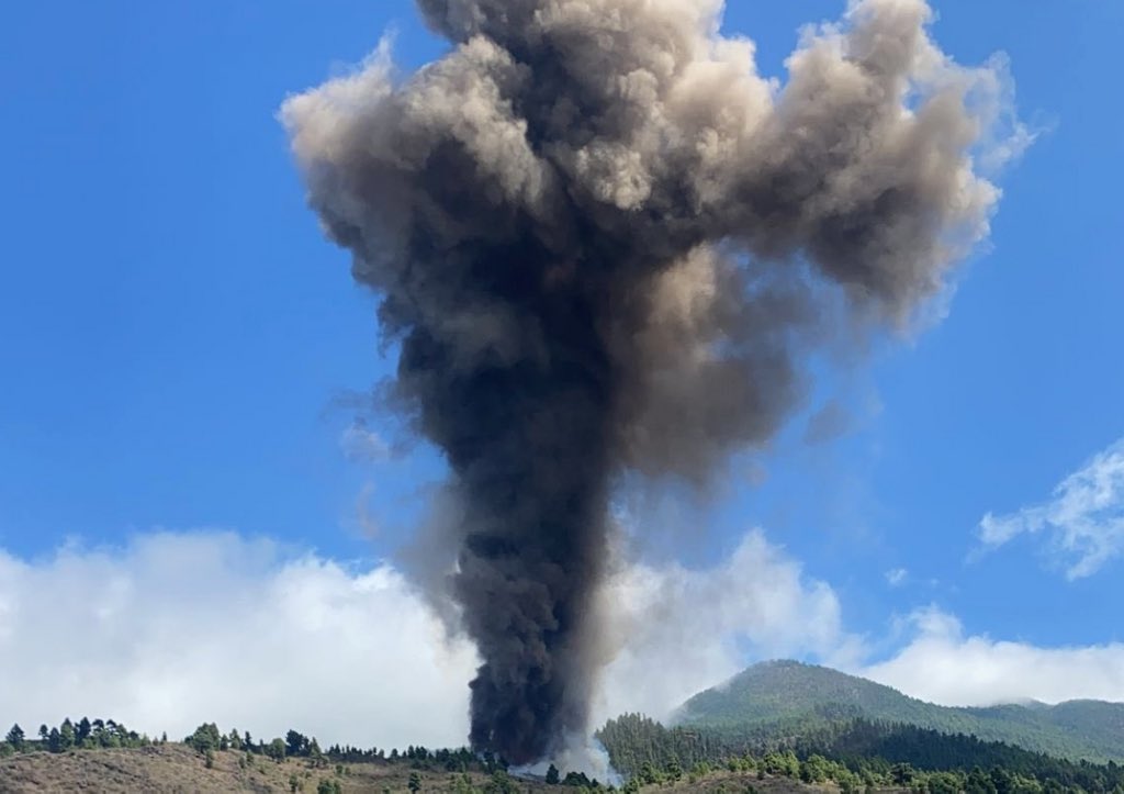 mhernandez's tweet image. Increíble que ninguna TV nacional a las 15.33 esté en directo dando la erupción volcánica en #LaPalma. @RTVCes dando servicio de calidad en un hecho histórico. Fuerza y ánimo a la Isla Bonita.