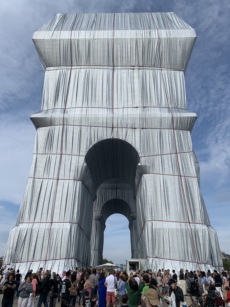 Fascinerend hoe Christo speelt met kleuren en elementen. De wind die het doek zachtjes laat wervelen.