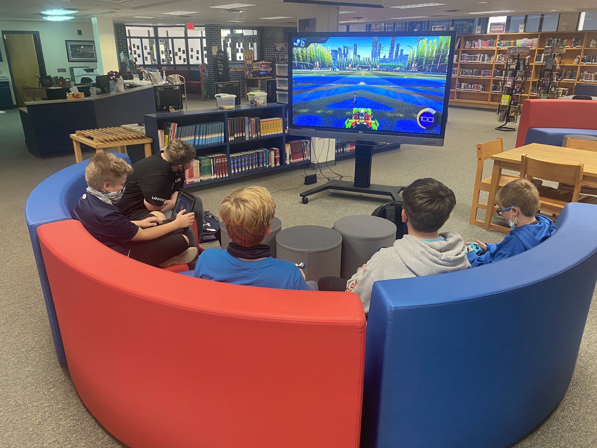 MrECodes's tweet photo. First meeting of Southwest Tigerz E-Sports club was a success.  1 of 6 setups at school https://t.co/yUJrANjFbB