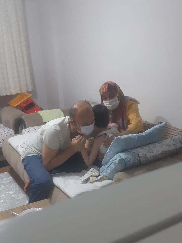 sevincozarslan's tweet image. Beyin kanserinden hayatını kaybeden Selman 1 yıl önce bugün öldü. Babası KHK'lı edebiyat öğretmeni Rasim Çalışkan hala cezaevinde. O zor günlerde oğlunun, eşinin yanında olamadı. Selman'ı görmesine sadece 1 kez izin verildi. Her şey geçer belki ama unutulmaz. @adalet_bakanlik